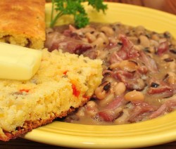 800px-Mmm..._black_eyed_peas_with_smoked_hocks_and_corn_bread_(7046315845)_(2)